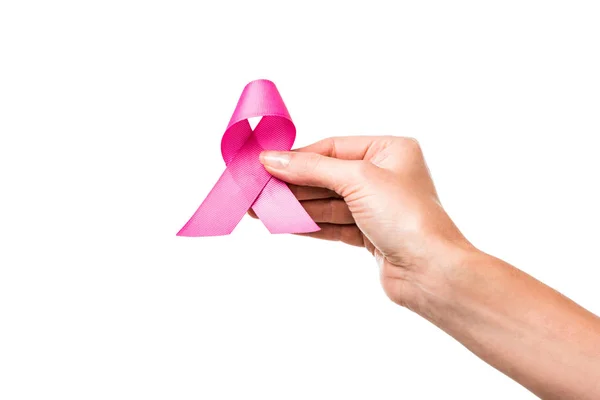 Recortado tiro de mujer sosteniendo cinta rosa aislado en blanco, concepto de conciencia de cáncer de mama - foto de stock