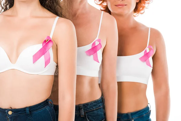 Inyección recortada de mujeres en sostenes con cintas de conciencia de cáncer de mama aisladas en blanco - foto de stock