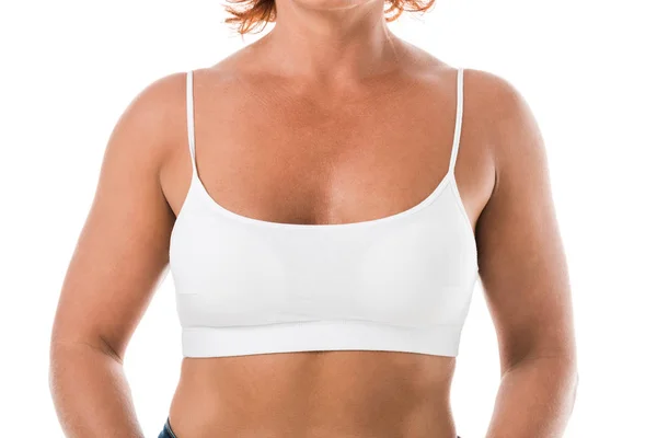Обрізаний знімок зрілої жінки в білому бюстгальтері ізольований на білому — стокове фото