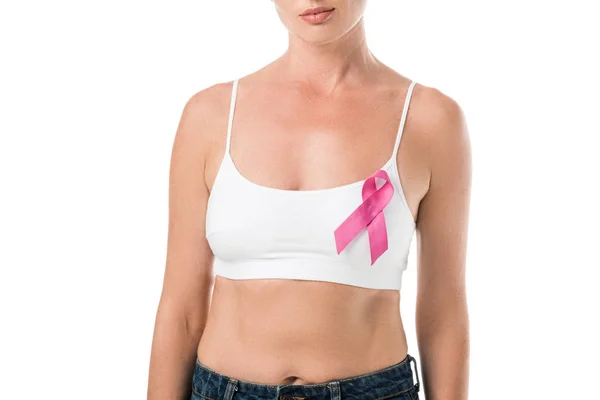 Обрізаний знімок жінки в нижній білизні з рожевою стрічкою, що стоїть ізольовано на білому, концепція обізнаності про рак молочної залози — стокове фото