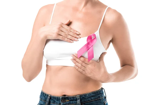 Tiro recortado de la mujer en ropa interior con cinta rosa comprobar mama aislado en blanco, concepto de conciencia del cáncer - foto de stock