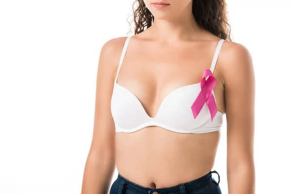 Обрізаний знімок молодої жінки в бюстгальтері з рожевою стрічкою, концепція обізнаності про рак молочної залози — стокове фото