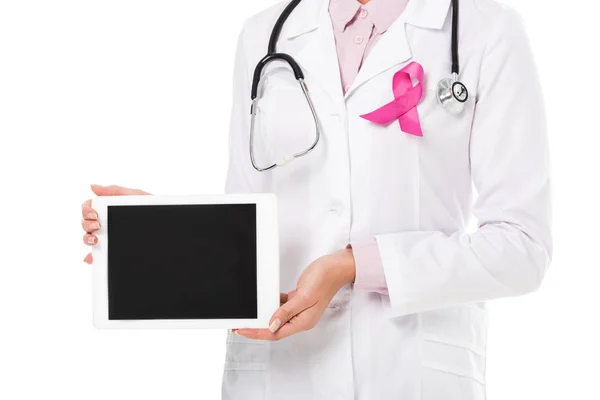 Plan recadré du médecin avec ruban rose tenant comprimé numérique avec écran blanc isolé sur blanc, concept de sensibilisation au cancer du sein — Photo de stock
