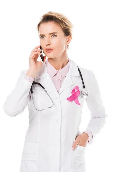 Medico con nastro rosa che parla da smartphone isolato su bianco, concetto di consapevolezza del cancro al seno — Foto stock