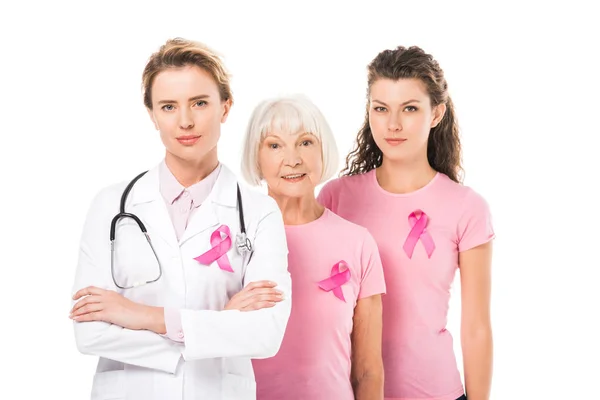 Médico e mulheres com fitas de consciência de câncer de mama em pé juntos e olhando para a câmera isolada no branco — Fotografia de Stock