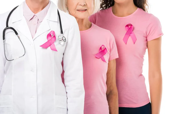 Abgeschnittene Aufnahme von Ärztin und Frauen mit Brustkrebs-Bewusstseinsbändern, die isoliert auf weißem Grund stehen — Stockfoto
