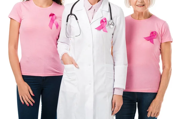 Abgeschnittene Aufnahme von Ärztin und Frauen mit Brustkrebs-Bewusstseinsbändern isoliert auf weiß — Stockfoto