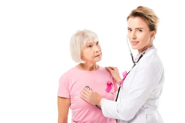Arzt mit Stethoskop überprüft Gesundheit der Seniorin und sieht Kamera isoliert auf weißem Brustkrebs-Konzept — Stockfoto