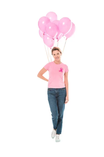 Mulher segurando balões rosa e sorrindo para a câmera isolada em branco, conceito de câncer de mama — Fotografia de Stock