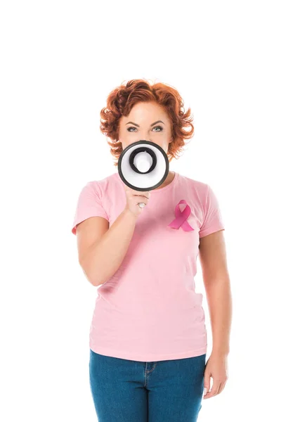 Mujer en camiseta rosa con cinta de conciencia de cáncer de mama sosteniendo megáfono y mirando a la cámara aislada en blanco - foto de stock