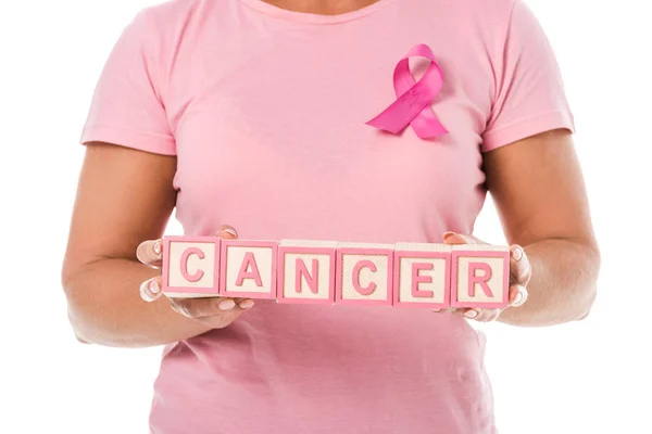 Colpo ritagliato di donna con blocchi di tenuta nastro rosa con cancro parola isolato su bianco — Foto stock