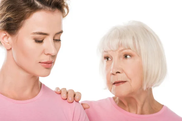 Seniorin unterstützt verärgerte Frau, die auf weißem Brustkrebs isoliert ist — Stockfoto