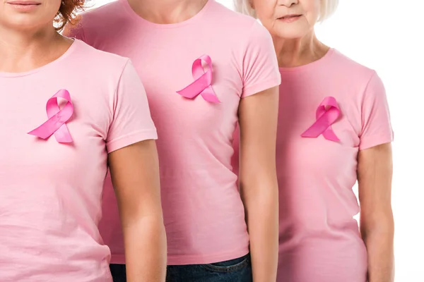 Inyección recortada de las mujeres con cintas de color rosa de pie juntos aislados en blanco, concepto de conciencia del cáncer de mama - foto de stock