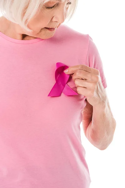 Tiro recortado de mujer mayor en camiseta rosa con cinta de conciencia de cáncer de mama aislado en blanco - foto de stock