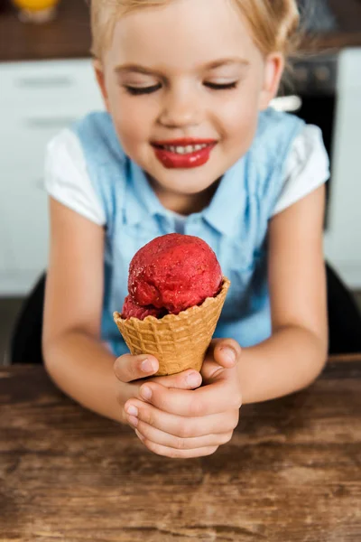 Крупный план милого улыбающегося ребенка с вкусным рожком мороженого — Stock Photo