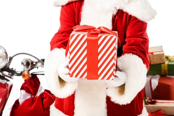 Recortado tiro de santa claus celebración a rayas caja de regalo aislado en blanco - foto de stock