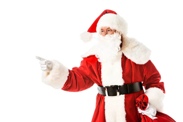 Weihnachtsmann zeigt auf die Seite, während er die Kamera isoliert auf weiß anschaut — Stockfoto