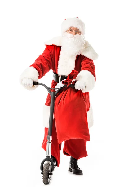 Santa claus avec sac et scooter regardant la caméra isolée sur blanc — Photo de stock