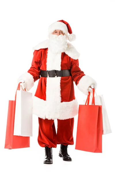 Babbo Natale con sacchetti di carta in mano e guardando la fotocamera isolata su bianco — Foto stock