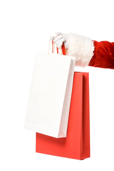 Abgeschnittene Aufnahme von Weihnachtsmännern, die Papiertüten isoliert auf Weiß halten — Stockfoto