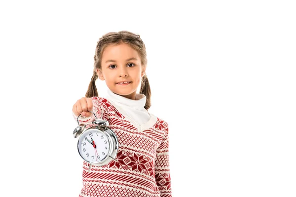 Hermoso niño sosteniendo el despertador y mirando a la cámara aislada en blanco - foto de stock