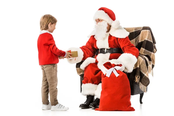 Santa presenta regalo de Navidad a un niño pequeño aislado en blanco — Stock Photo