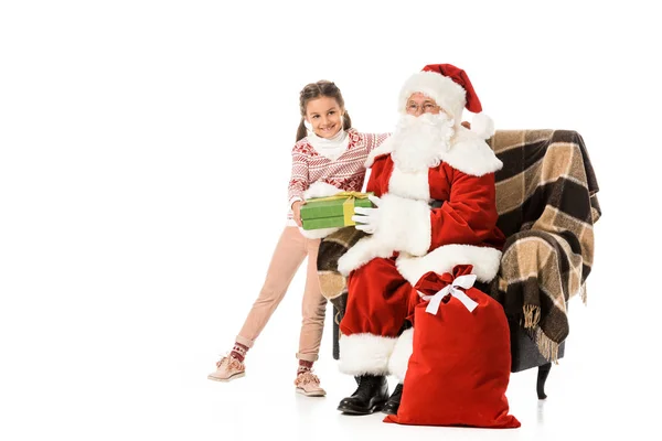 Père Noël présente cadeau de Noël à l'enfant heureux isolé sur blanc — Photo de stock