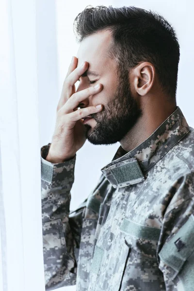 Vista laterale dell'uomo depresso dell'esercito in uniforme militare con disturbo da stress post-traumatico — Foto stock