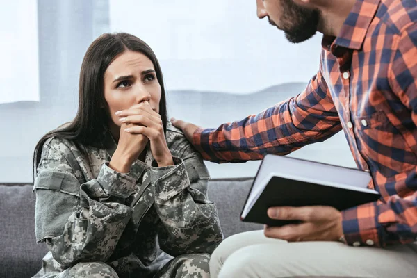 Recortado disparo de psiquiatra apoyo llorando soldado femenino durante la sesión de terapia - foto de stock