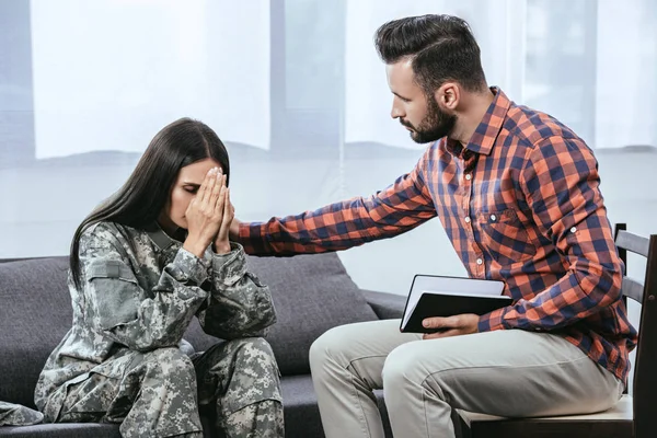 Psiquiatra apoyando a soldado femenino durante la sesión de terapia - foto de stock