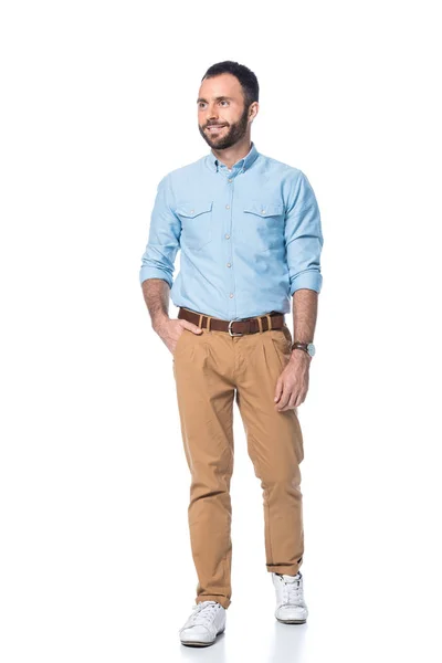 Усміхнений бородатий чоловік з рукою в кишені ізольований на білому — стокове фото