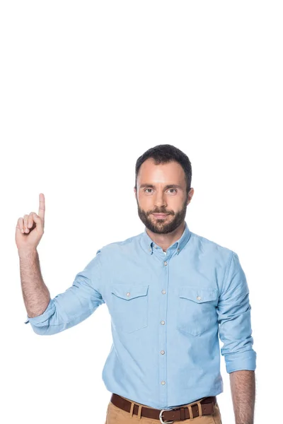 Hombre de camisa azul apuntando hacia arriba aislado en blanco - foto de stock