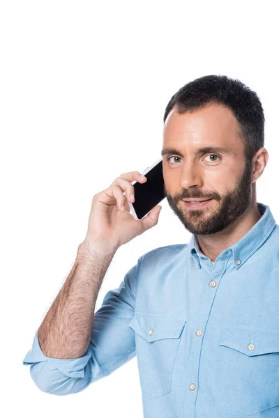Бородатый человек говорит на смартфоне изолированы на белом — стоковое фото