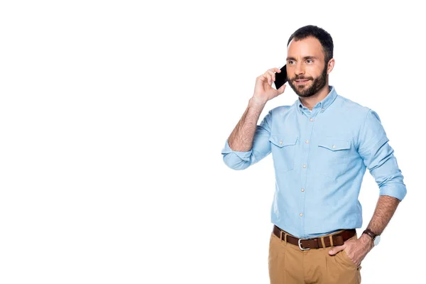 Улыбающийся мужчина разговаривает на смартфоне изолирован на белом — стоковое фото
