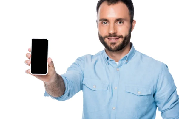 Homme montrant smartphone avec écran blanc isolé sur blanc — Photo de stock