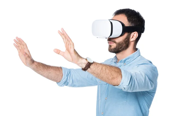 Vue latérale de l'homme utilisant la technologie vr isolé sur blanc — Photo de stock