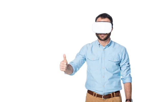 Hombre usando tecnología vr y mostrando el pulgar hacia arriba aislado en blanco - foto de stock