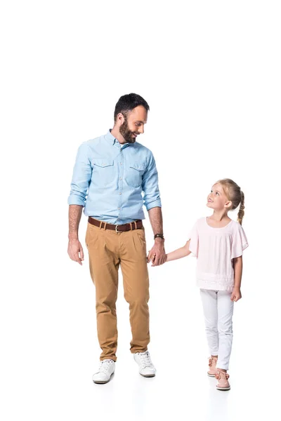 Padre e hija tomados de la mano aislados en blanco - foto de stock