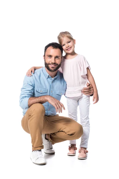 Lächelnder Vater umarmt Tochter isoliert auf Weiß — Stockfoto