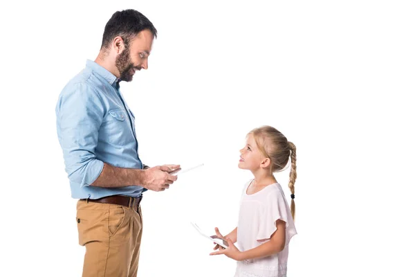 Pai e filha usando dispositivos digitais isolados em branco — Fotografia de Stock