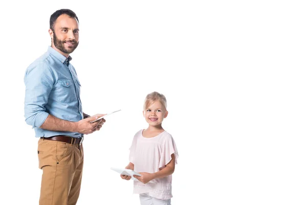 Батько і дочка використовують цифрові планшети ізольовані на білому — стокове фото