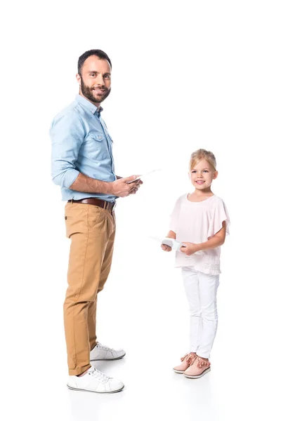 Padre e figlia sorridenti utilizzando compresse digitali isolate su bianco — Foto stock