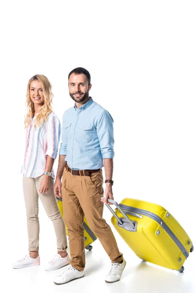 Pareja con equipaje amarillo aislado en blanco - foto de stock