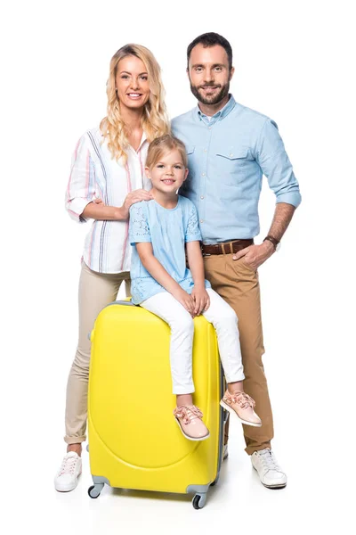 Familia con maletas amarillas mirando a la cámara aislada en blanco - foto de stock