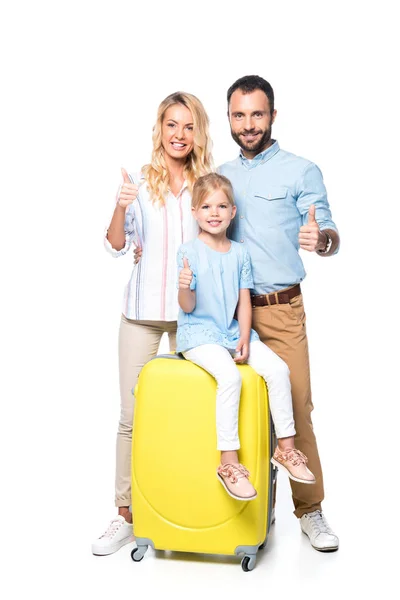 Familia con maletas amarillas mostrando pulgares hacia arriba aislados en blanco - foto de stock