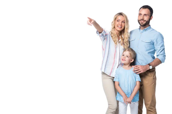 Lächelnde Familie mit Frau, die etwas Isoliertes auf Weiß zeigt — Stockfoto