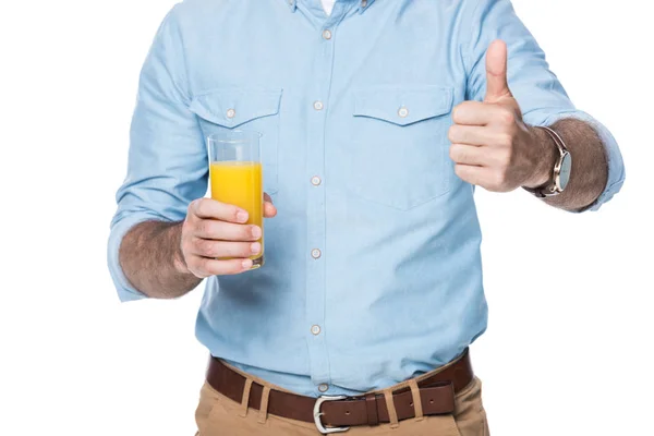 Uomo con succo d'arancia mostrando pollice in alto isolato su bianco — Foto stock