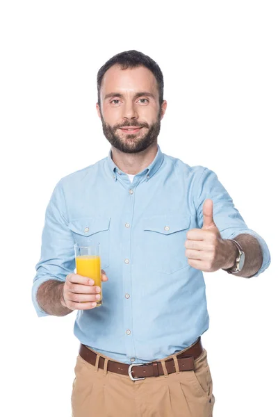 Homem segurando vidro com suco de laranja e mostrando polegar para cima isolado no branco — Fotografia de Stock