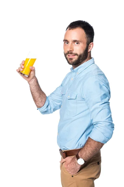 Homem segurando vidro com suco de laranja isolado no branco — Fotografia de Stock