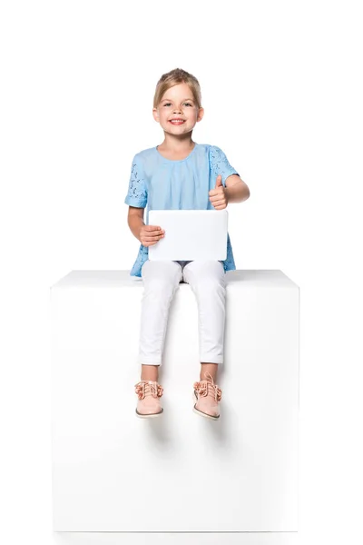 Enfant utilisant une tablette numérique et montrant pouce vers le haut isolé sur blanc — Photo de stock